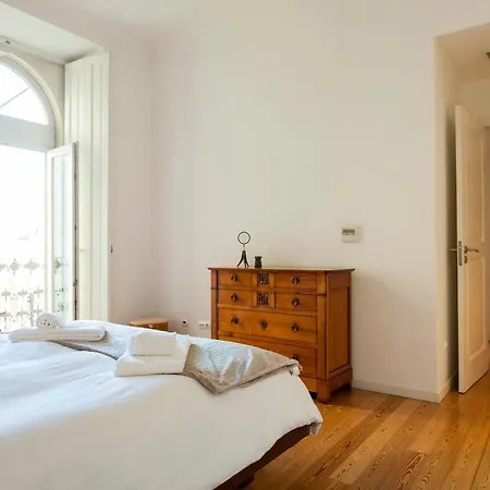 Joivy Stunning Design In Chiado Apartment