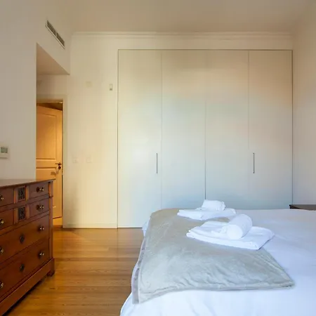 Joivy Stunning Design In Chiado Apartment *