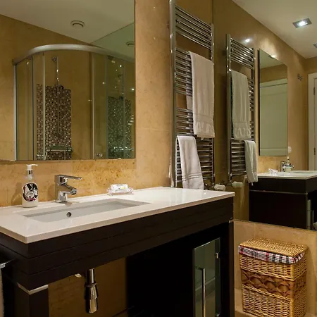 Joivy Stunning Design In Chiado Apartment *